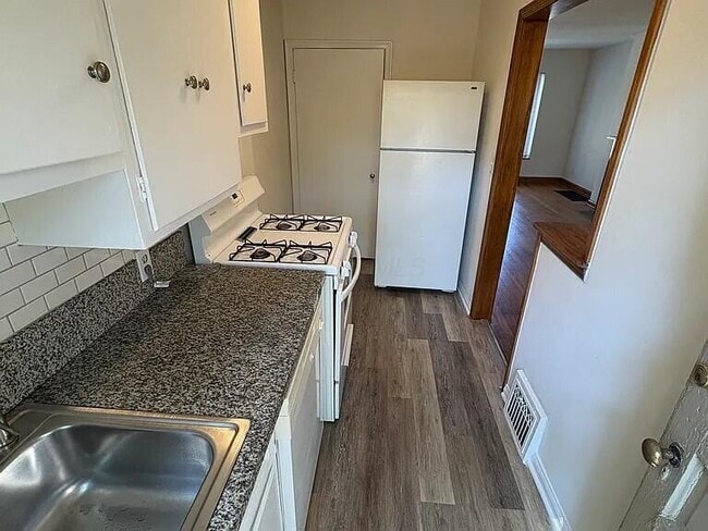 Building Photo - 1355 W 7th Ave