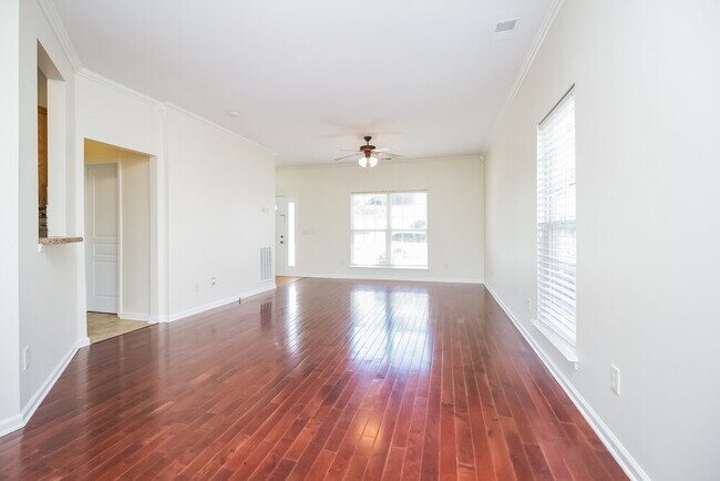 Foto del edificio - 7871 Rainey Dr