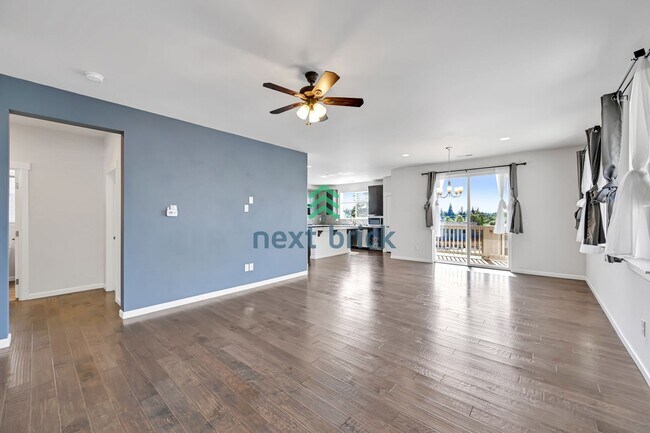 Foto del edificio - Spacious 5 bedrooms and 3 bathrooms Cul-de...