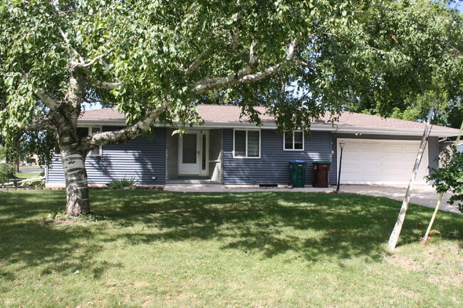 Building Photo - 3 Bedroom Ranch in Appleton
