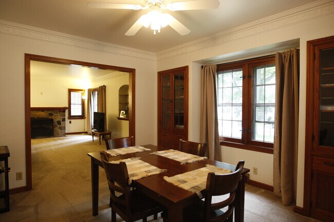 Vista del comedor y la sala de estar - 2358 N 114th St
