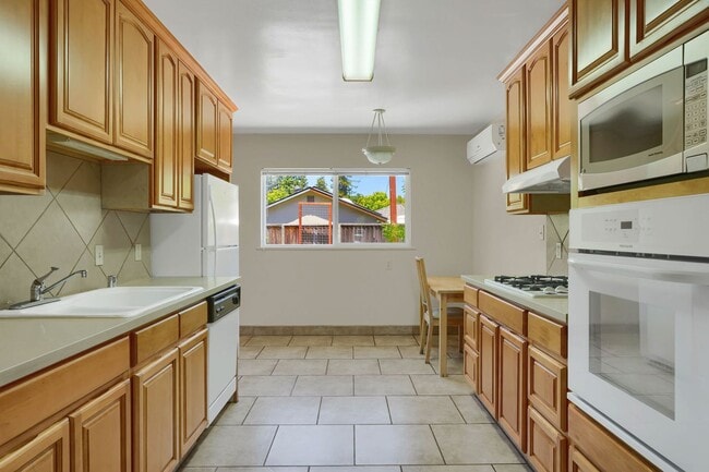 Building Photo - Charming 2 Bed 1 Bath Duplex Unit with Beautifully Landscaped Backyard