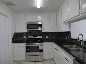 Building Photo - 13840 Hollowgreen Dr