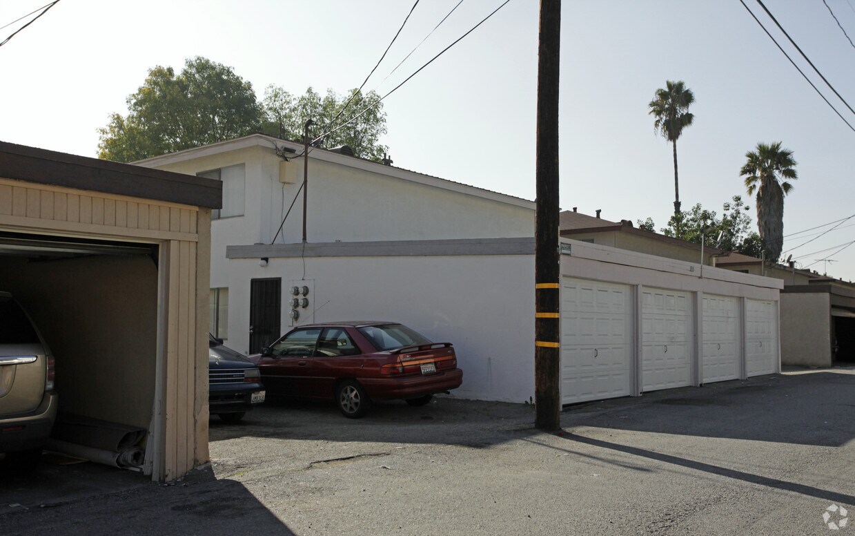 Building Photo - 935 Springfield St