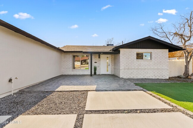 Building Photo - 2923 E Earll Dr