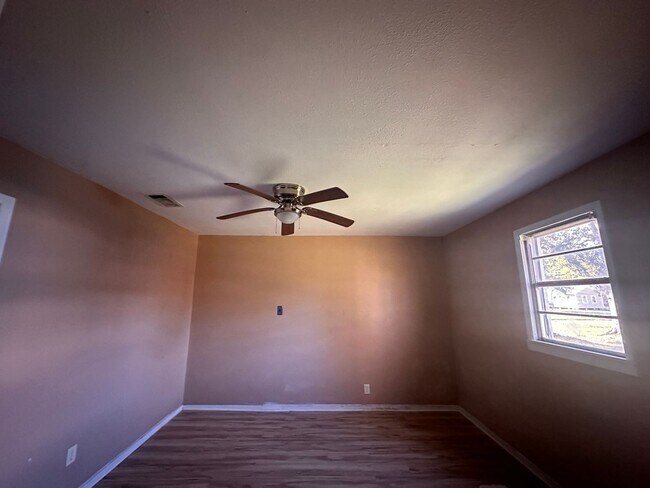 Foto del edificio - Spacious 3/2 available now!