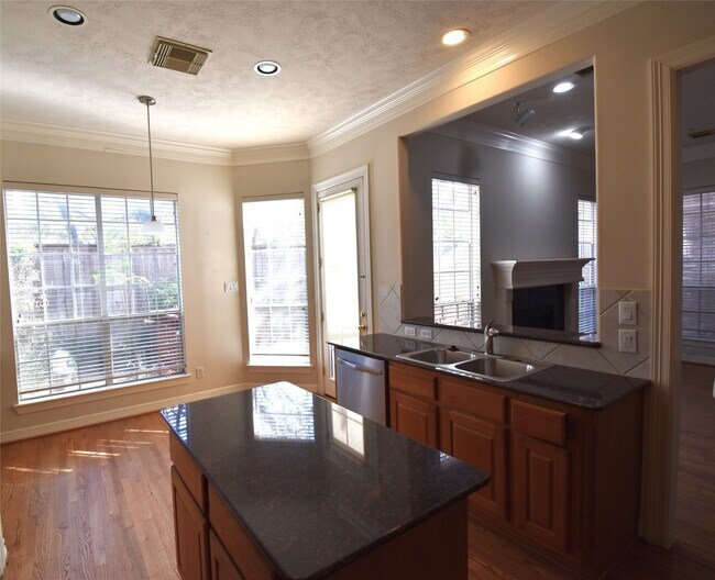 Foto del edificio - 2835 Briarhurst Park