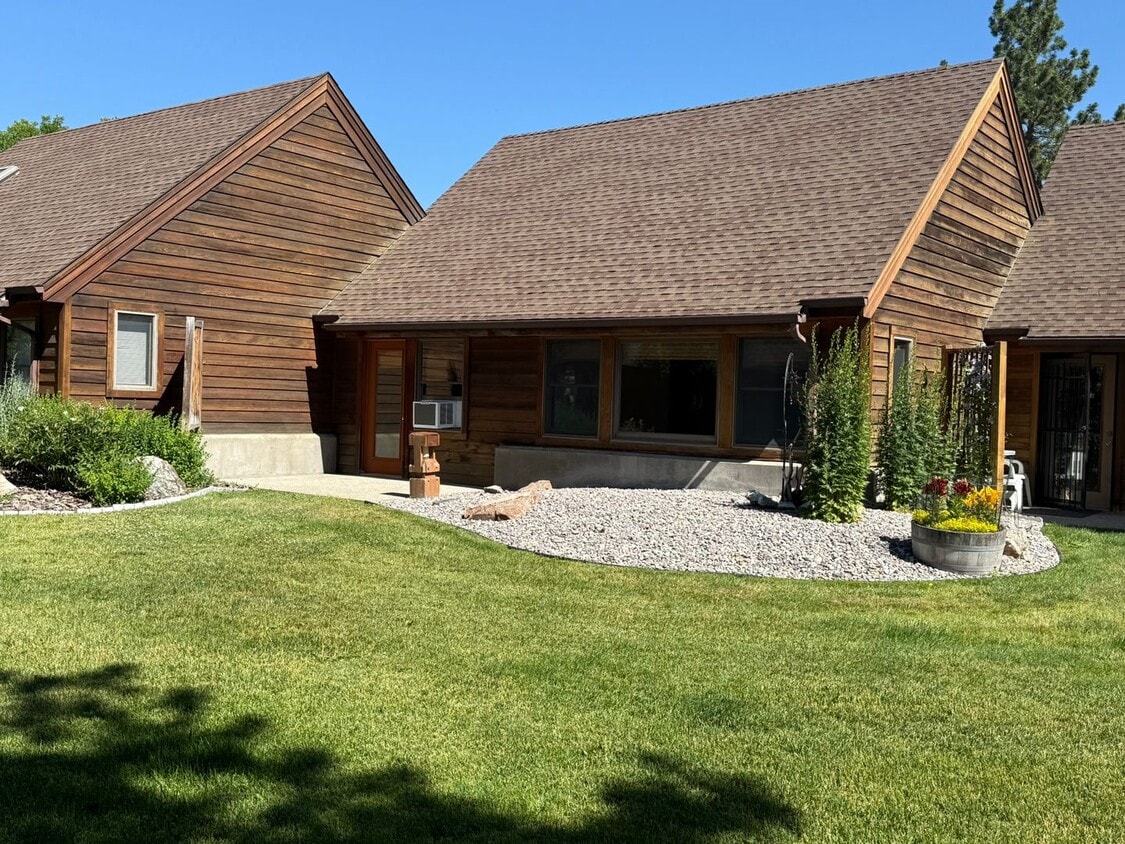 Primary Photo - Beautiful 2 bed, 2 bath with office in qui...
