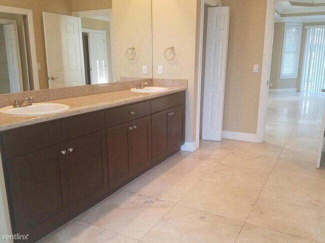 Building Photo - 5 br, 3.5 bath House - 13806 Callington Dr