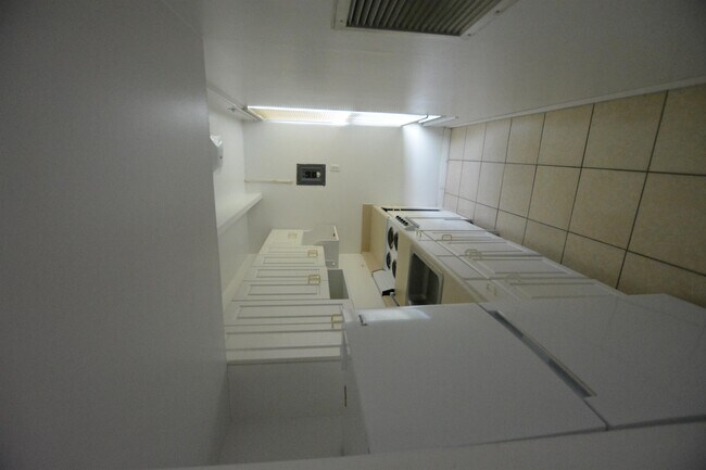 Building Photo - 813 Club Cir