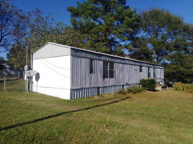 Building Photo - 20195 Meadowlark Dr