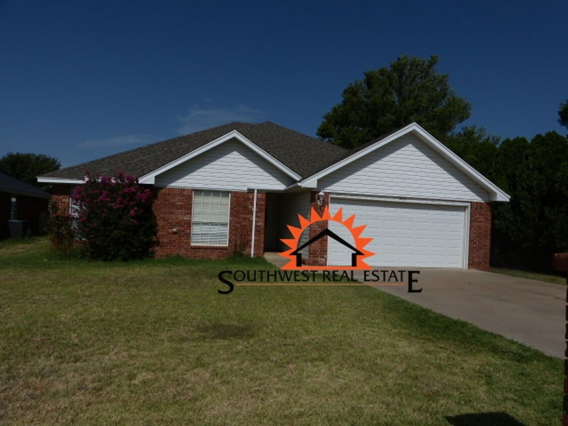 Foto principal - Beautiful 3 bedroom 2 bath brick home