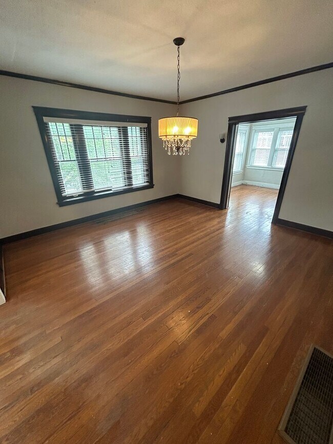 Building Photo - COMING SOON! 6 Bed, 2.5 Bath Home Near UMKC!!