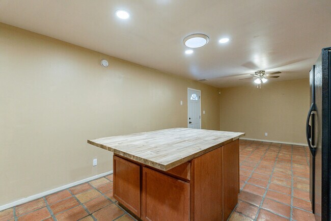 Foto del edificio - 1025 W 12th Pl