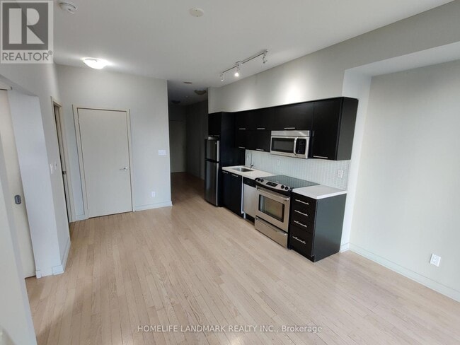 Building Photo - 126 Simcoe St