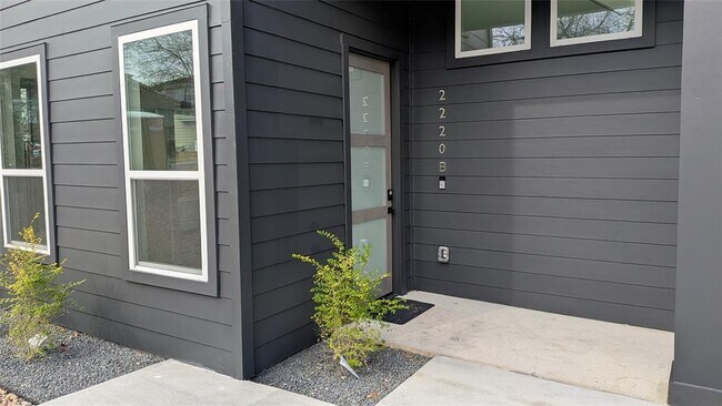 Foto del edificio - 2220 Yellow Jacket Ln