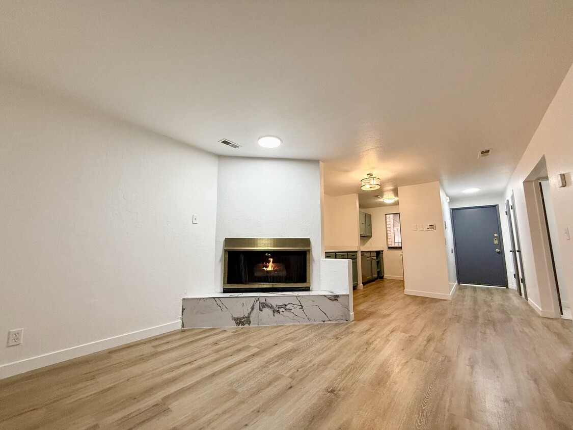 Primary Photo - Completely Updated 1 Bedroom Condo in Holl...