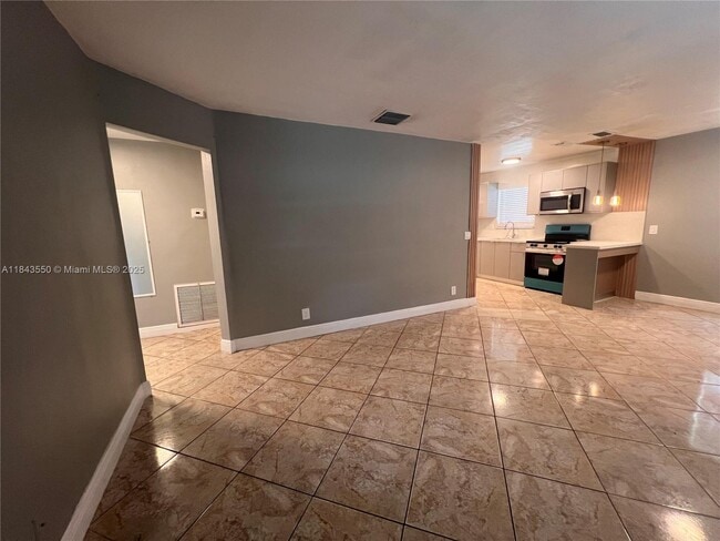 Foto del edificio - 3616 SW 14th St