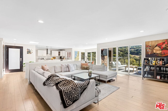 Building Photo - 3866 Alta Mesa Dr