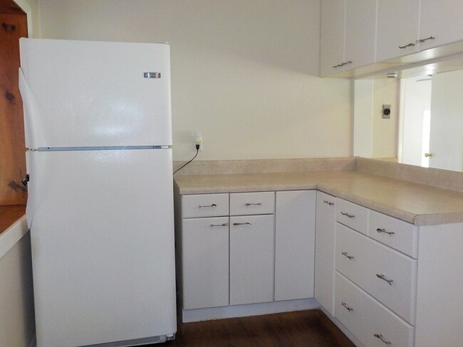 Building Photo - 441 S Elm Rd