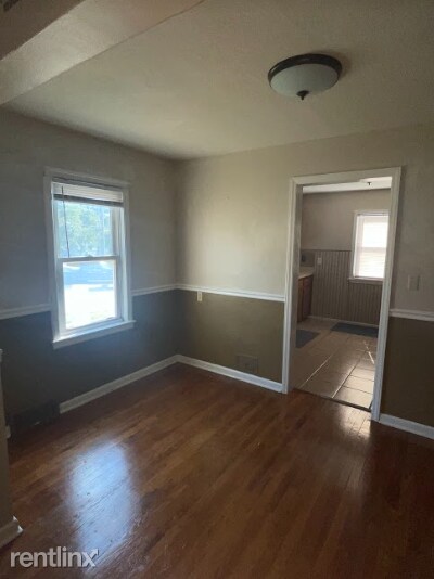 Building Photo - 2 br, 1 bath Triplex - 10626 East 23rd Str...