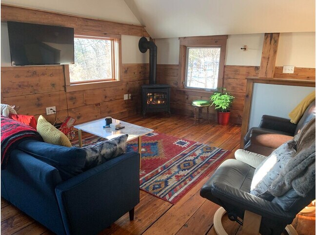 Sala de estar con estufa de propano - 410 Old Montague Rd