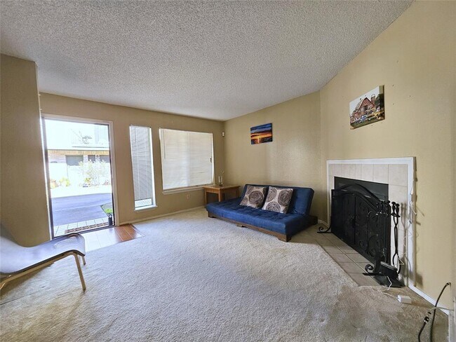 Foto del edificio - 3826 Landmark Dr