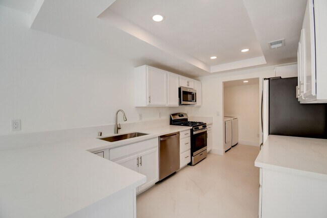 Foto del edificio - Beautifully renovated two-story home tucked inside a quiet, tree-lined community in the heart of ...