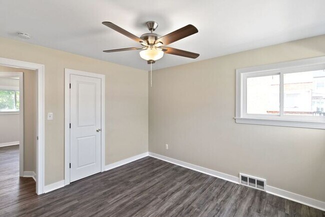 Foto del edificio - Spacious Remodeled Unit Accepting Section - Great Location!