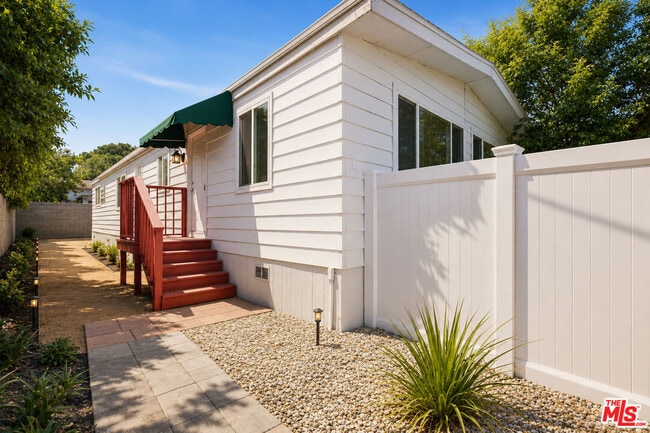 Foto del edificio - 6035 Fallbrook Ave