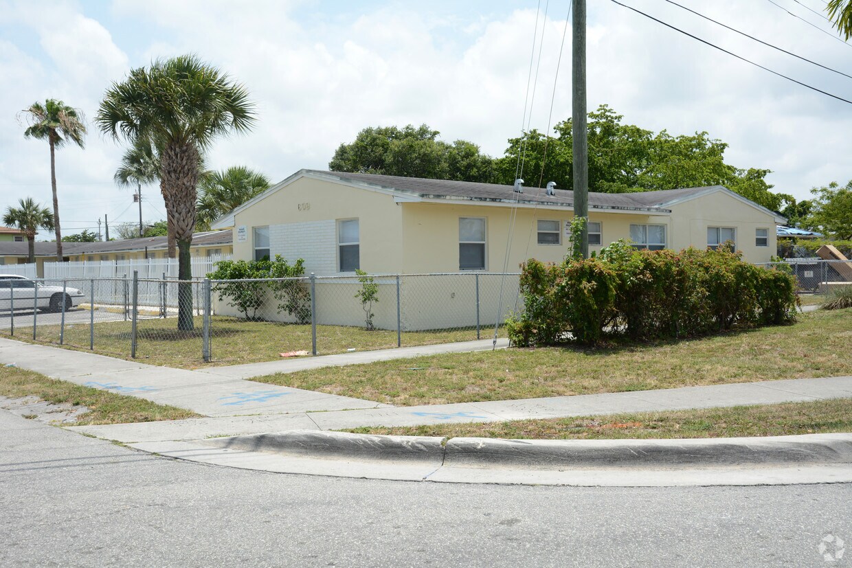 Building Photo - 609 NW 7th Ave
