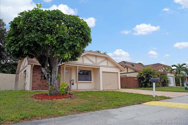Building Photo - 23422 Country Club Dr E