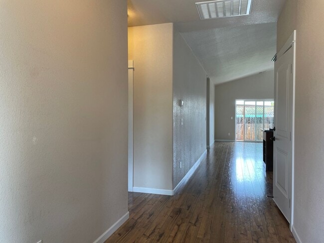 Foto del edificio - 1350 Swayze Ln