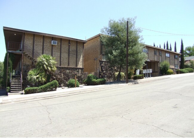 Foto del edificio - LARGE DOWNSTAIRS 1 BED 1 BATH UNIT & PET F...
