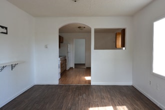 Building Photo - 813 W 6th St