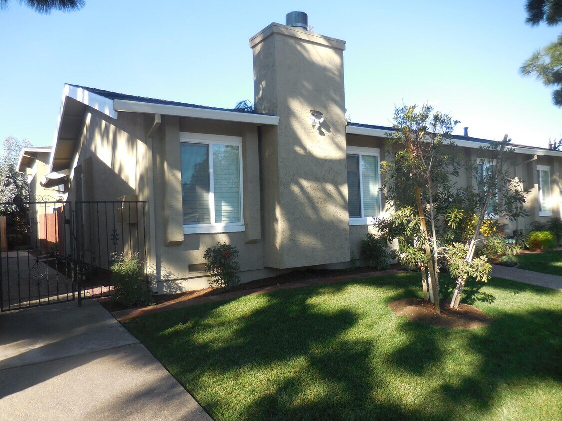 Primary Photo - 1533 Moorpark Ave