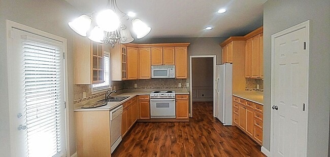 Building Photo - Beautiful 4 BR,  2.5 Bath Home in Oak Mountain School District Available Now