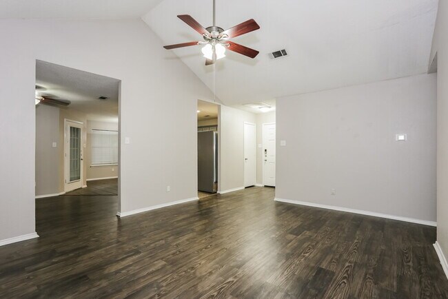 Foto del edificio - 704 Stonebrooke Dr