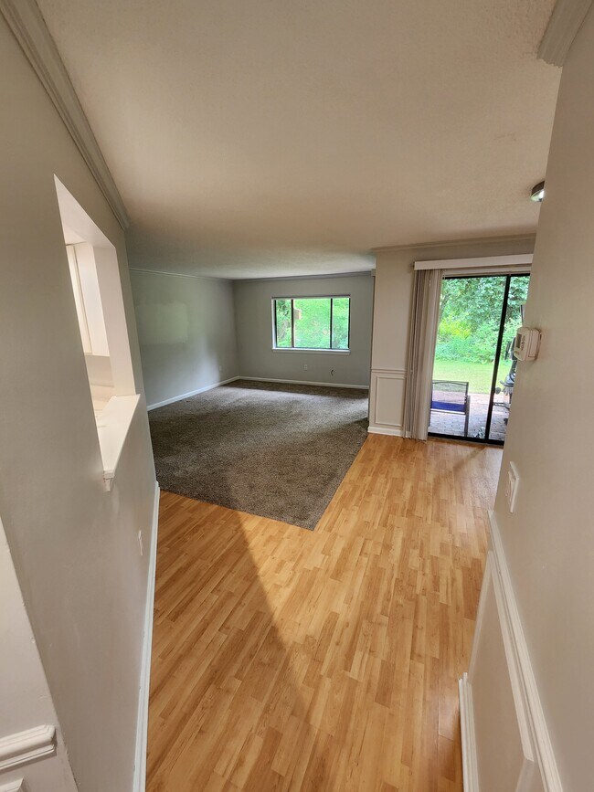 Building Photo - 213 Trailside Way