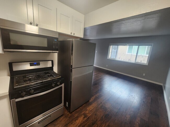 Foto del edificio - 1648 Russell St