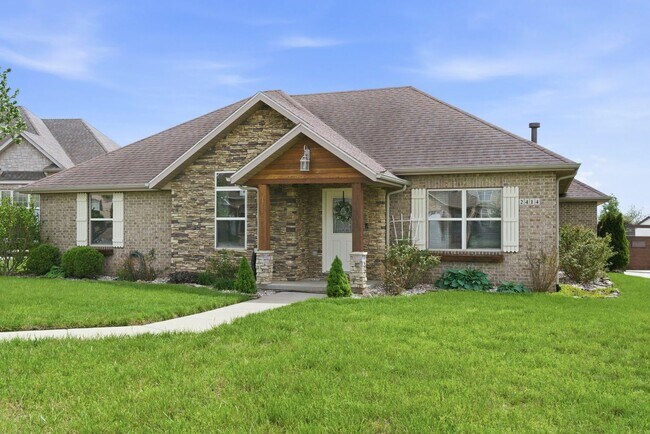 Foto del edificio - 3 Bedroom | 2 Bathroom | 2 Car Garage| Ozark MO | Fireplace | Separate Green House/Office | Fence...