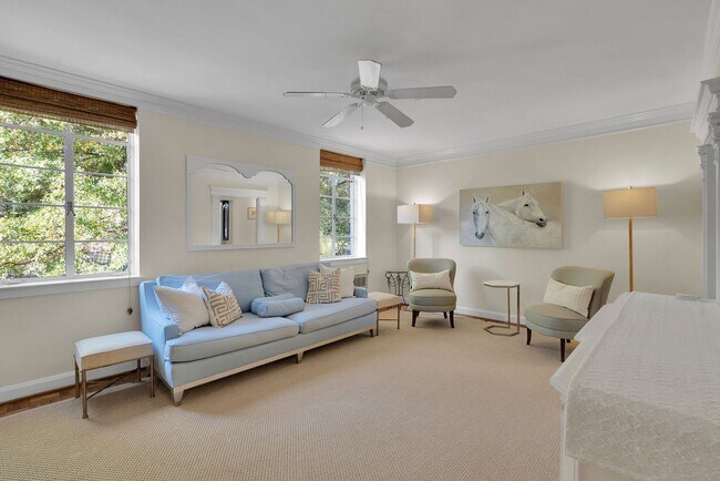 Building Photo - Fully furnished and thoughtfully updated top-floor condo in the heart of Dilworth at desirable My...