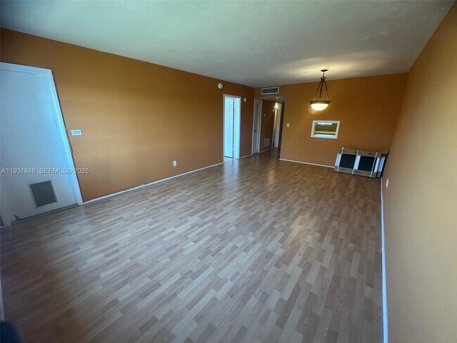 Foto del edificio - 1530 NE 191st St