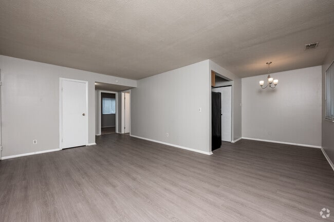 2 habitaciones, 1 baño - 849 pies cuadrados - Sala de estar - MAPLE CREST