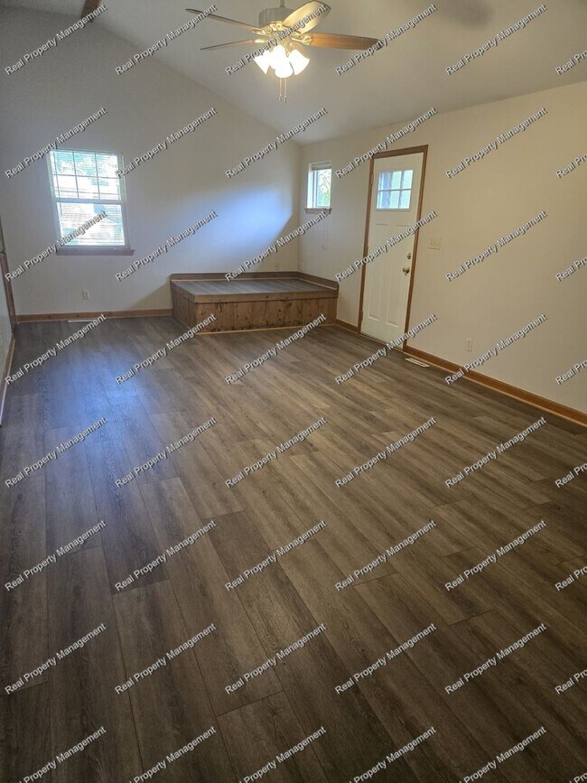 Foto del edificio - Spacious 2nd Floor 2 Bedroom Apartment