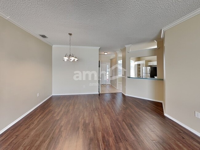 Foto del edificio - 823 Springwood Cir