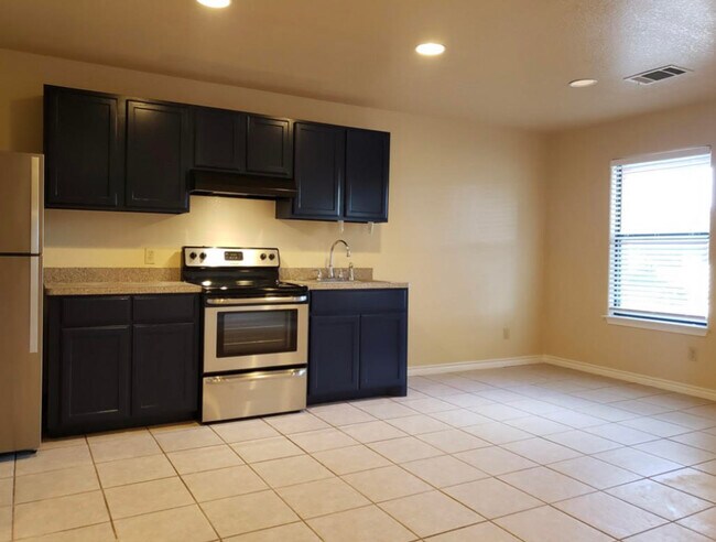 Foto del edificio - Log Cabin Plaza