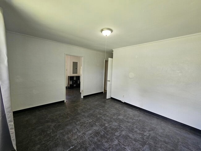 Building Photo - 289 Oak Ln