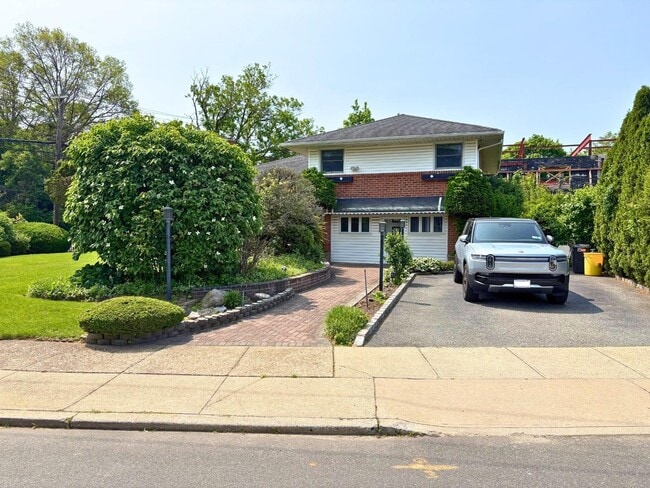 Building Photo - 310 S Oyster Bay Rd