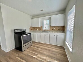 Building Photo - 310 E Texas St Building Photo - 310 E Texas St